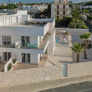 https://villa-mediterranea-apartments-seaview-pool-garden.barihotels.org